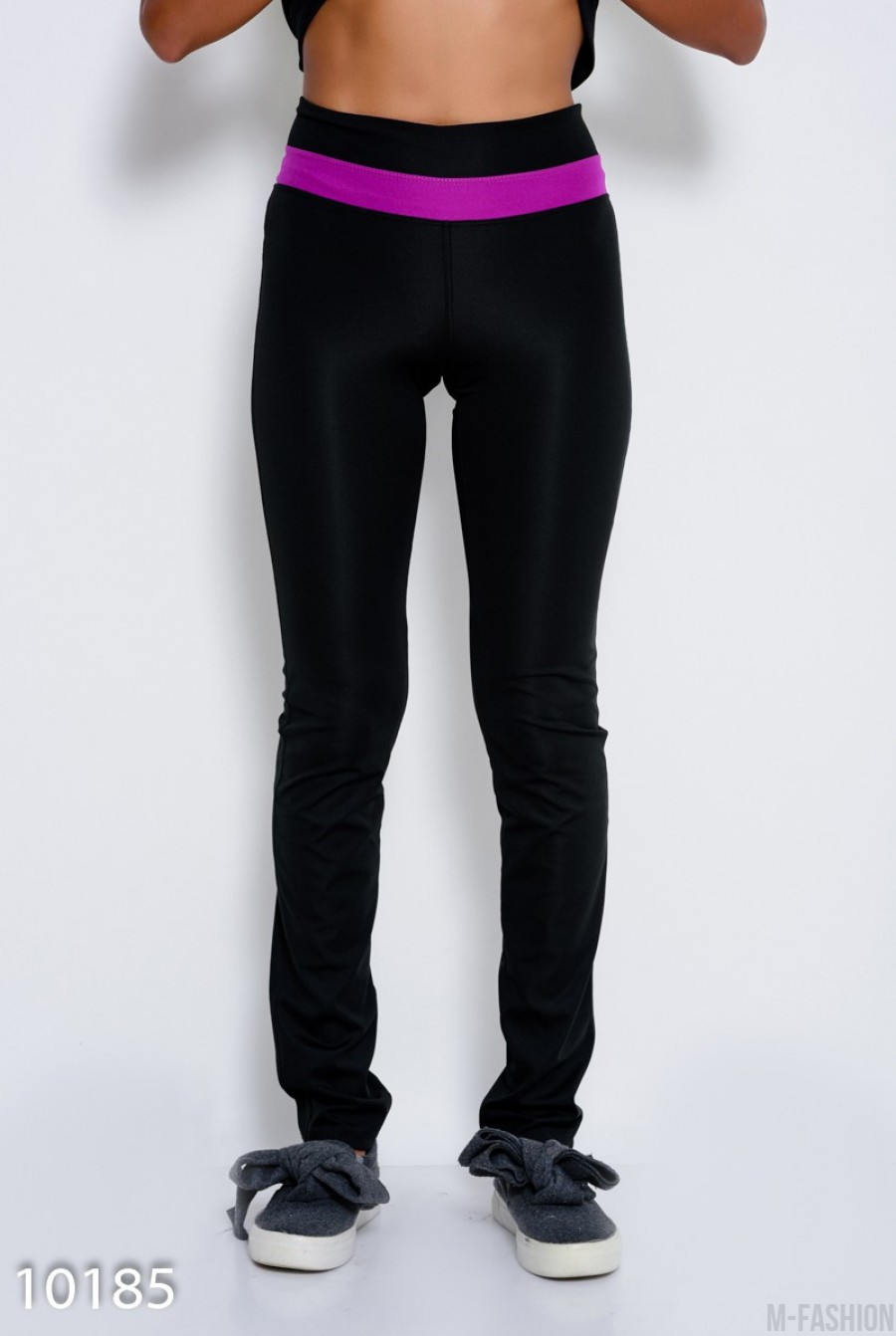 Черные эластичные спортивные штаны с фиолетовой вставкой на поясе - Фото 1