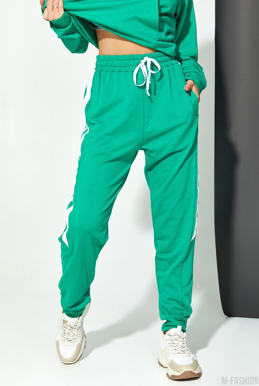 Зеленые трикотажные брюки с тесемками - Фото 1
