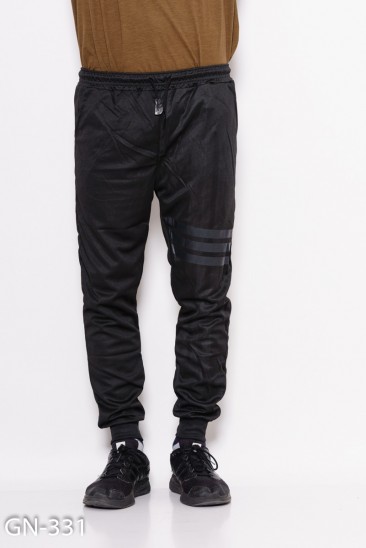 Черные спортивные штаны на манжетах с полосками-тесемками