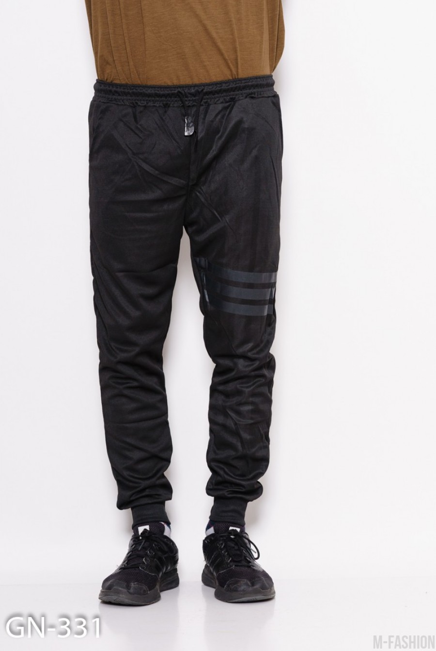Черные спортивные штаны на манжетах с полосками-тесемками - Фото 1
