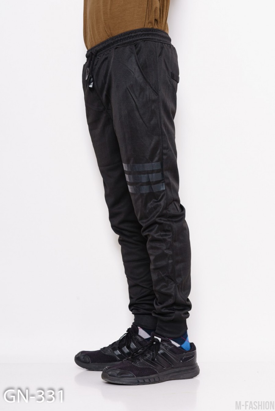 Черные спортивные штаны на манжетах с полосками-тесемками- Фото 3