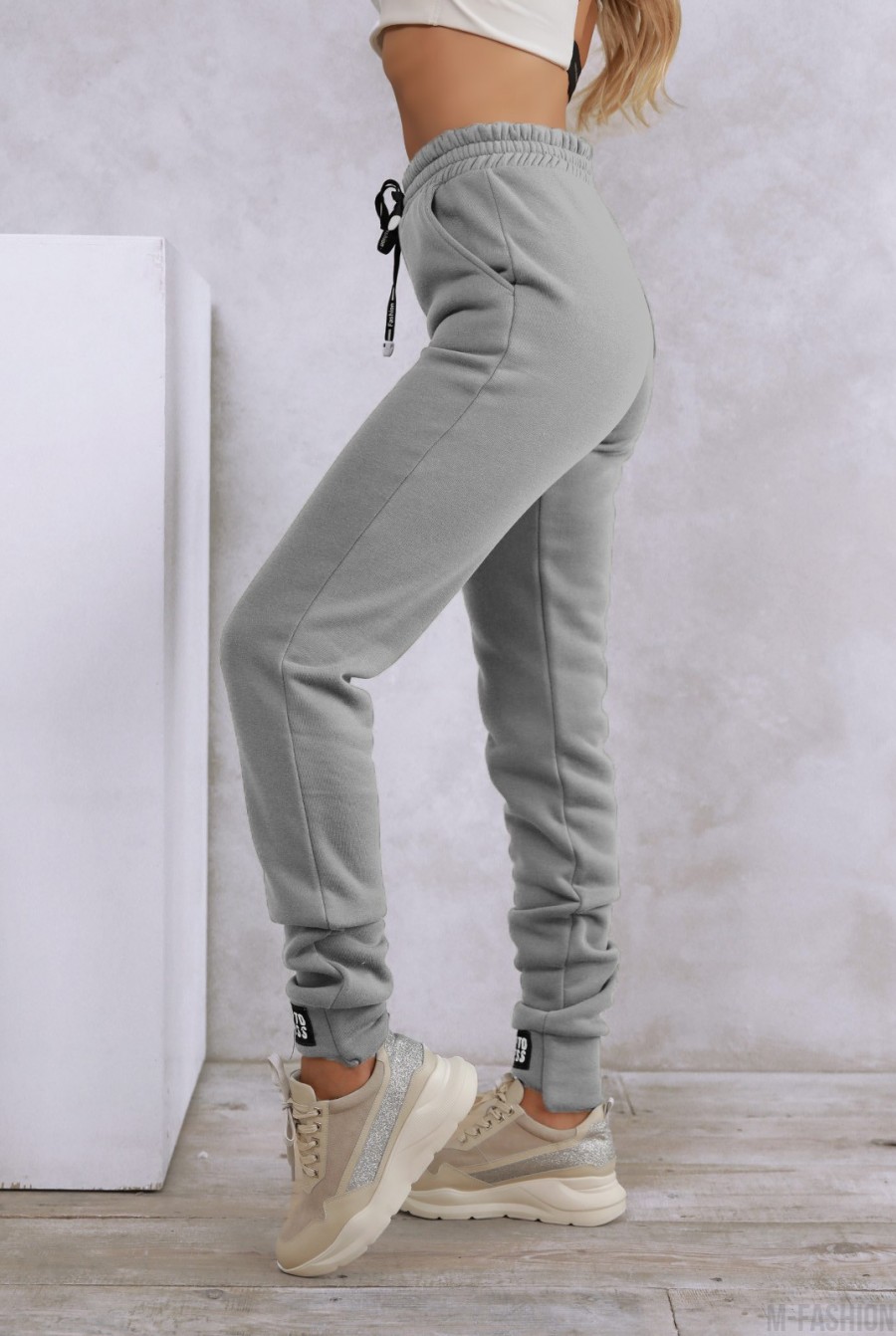 Светло-серые теплые штаны с нашивками на манжетах- Фото 2