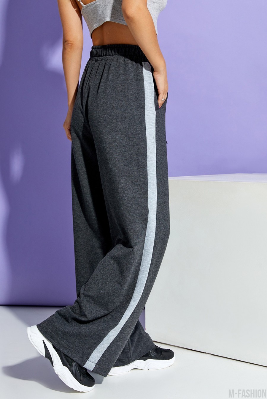 Темно-серые широкие брюки с лампасами- Фото 2