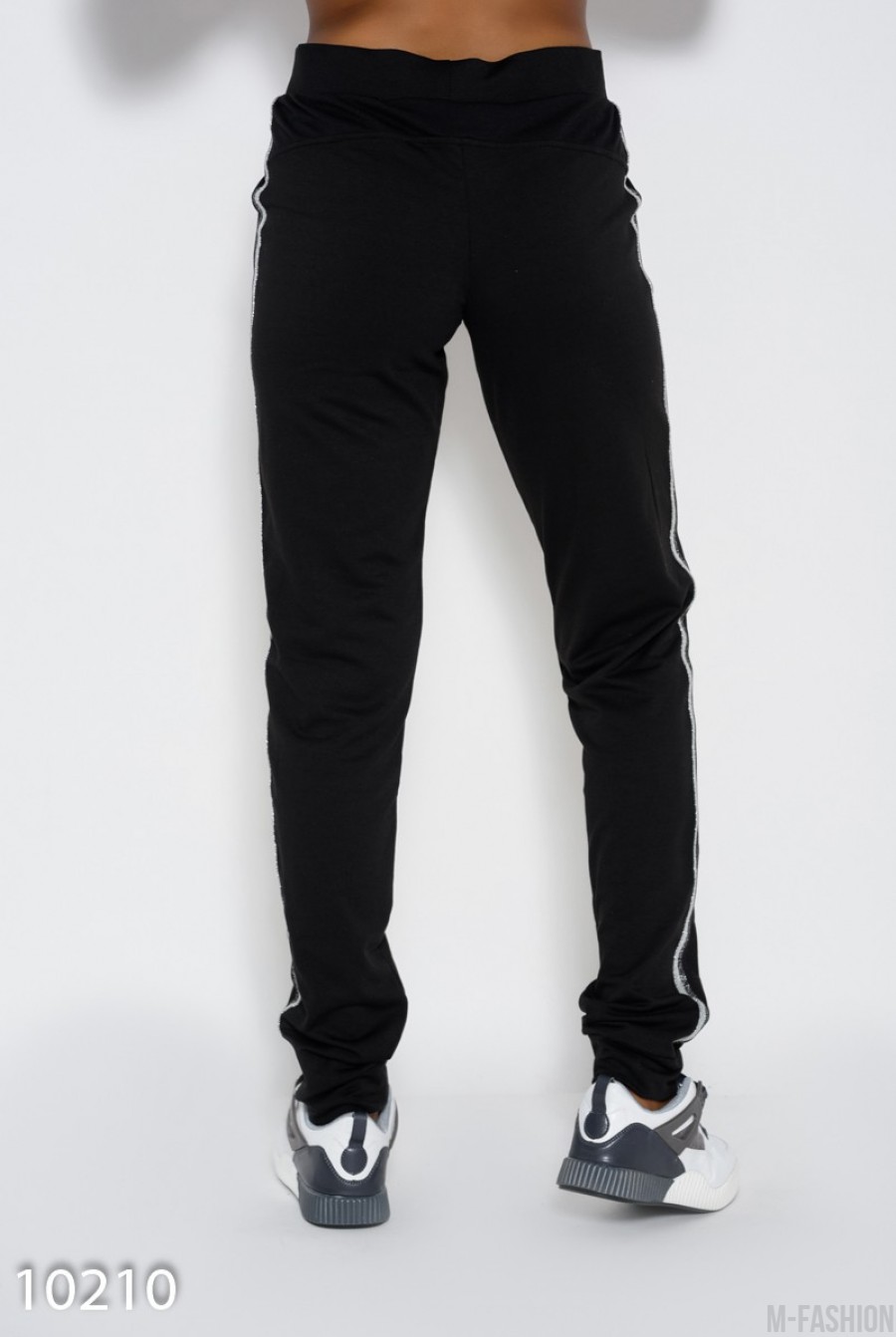 Черные трикотажный штаны с карманами и лампасами с люрексом- Фото 3