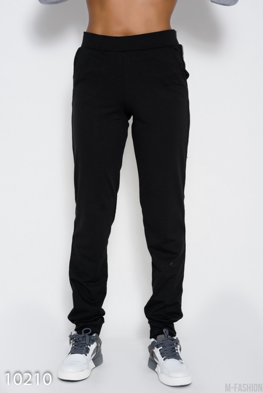 Черные трикотажный штаны с карманами и лампасами с люрексом - Фото 1