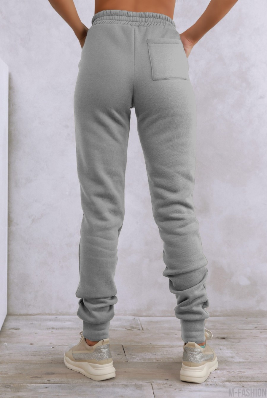 Светло-серые теплые штаны с нашивками на манжетах- Фото 3
