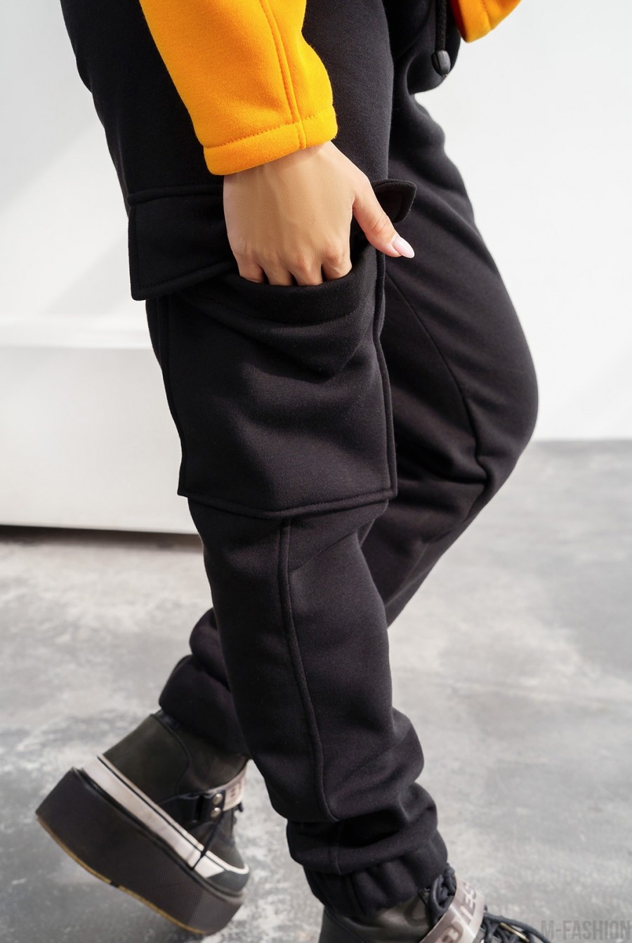 Черные брюки карго с накладными карманами- Фото 4