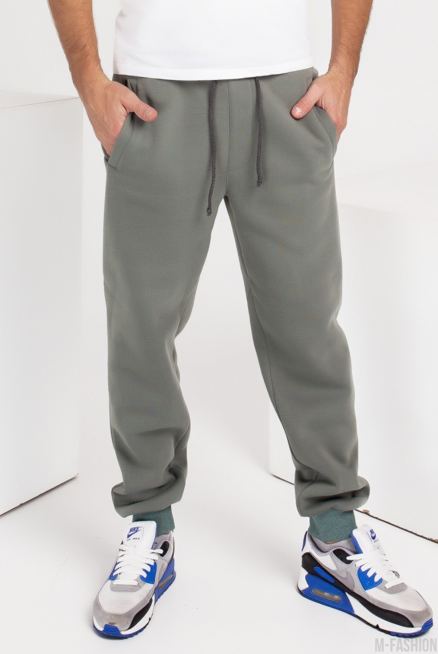 Утепленные флисом спортивные штаны цвета хаки с манжетами - Фото 1