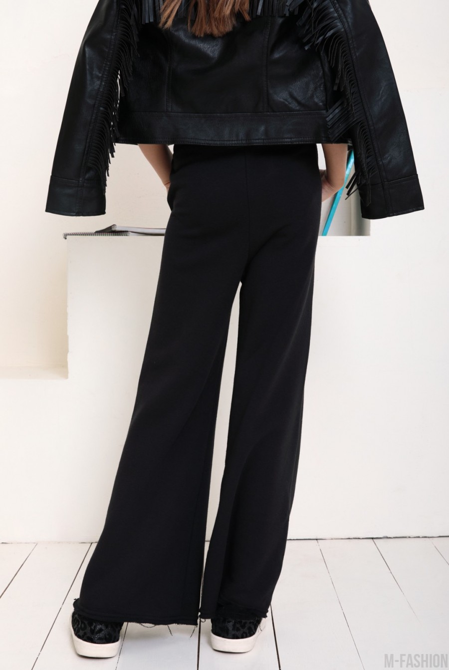 Черные свободные рваные брюки из трикотажа- Фото 4