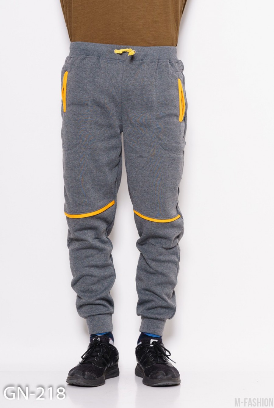 Серые трикотажные спортивные штаны на флисе с манжетами и контрастными вставками - Фото 1