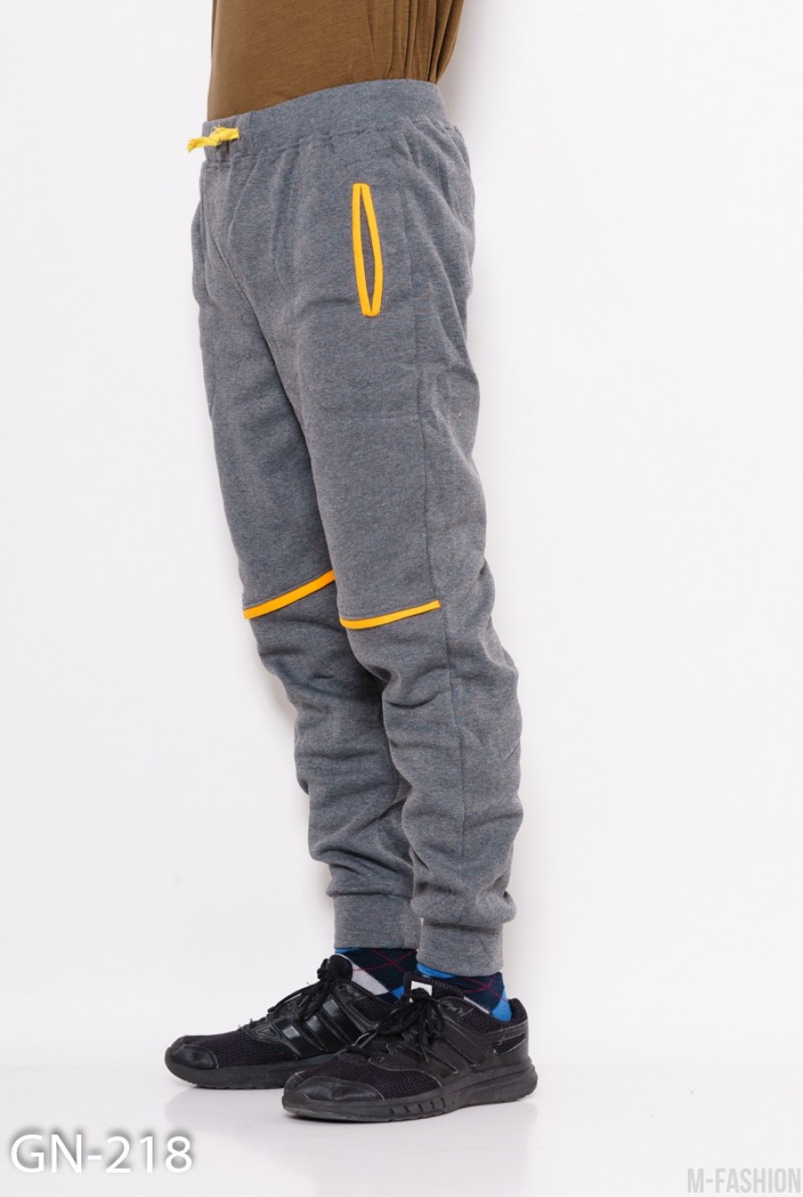 Серые трикотажные спортивные штаны на флисе с манжетами и контрастными вставками- Фото 3