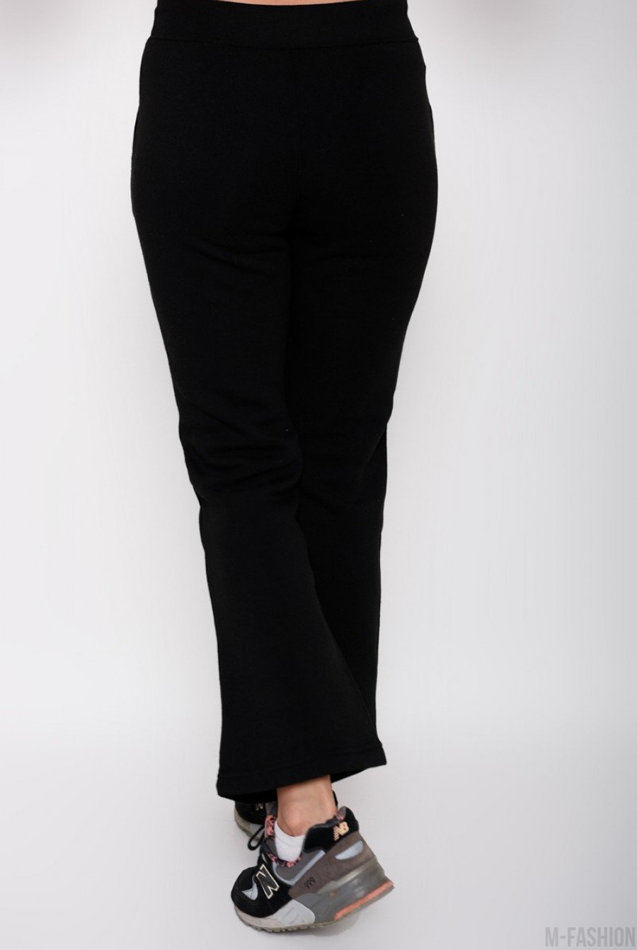 Черные утепленные спортивные штаны прямого кроя с декором из блесток- Фото 3