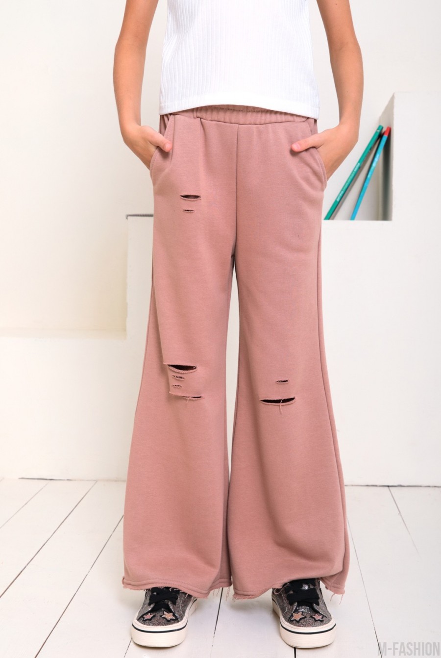 Бежевые свободные рваные брюки из трикотажа- Фото 2