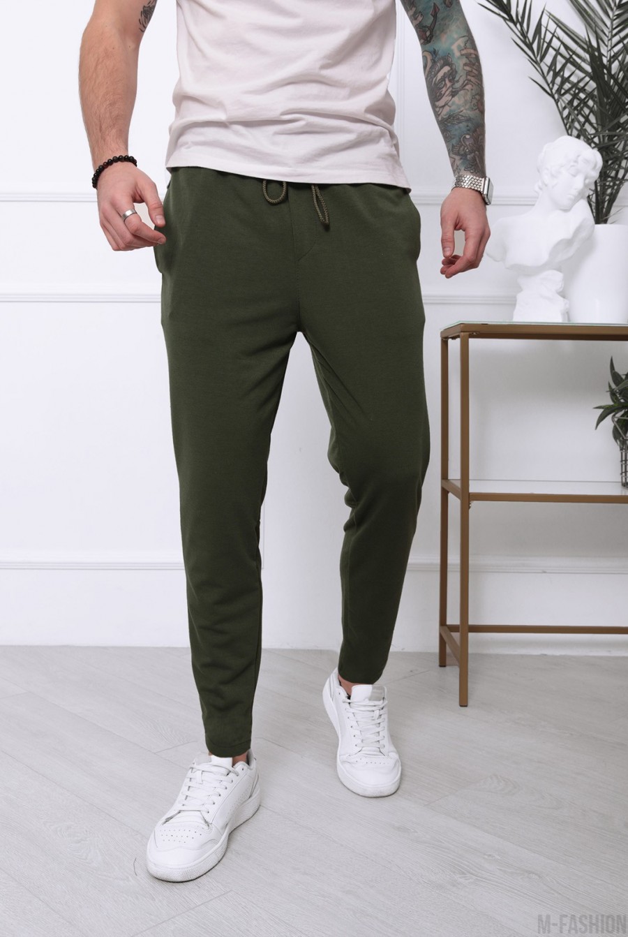 Трикотажные штаны цвета хаки с накладным карманом - Фото 1