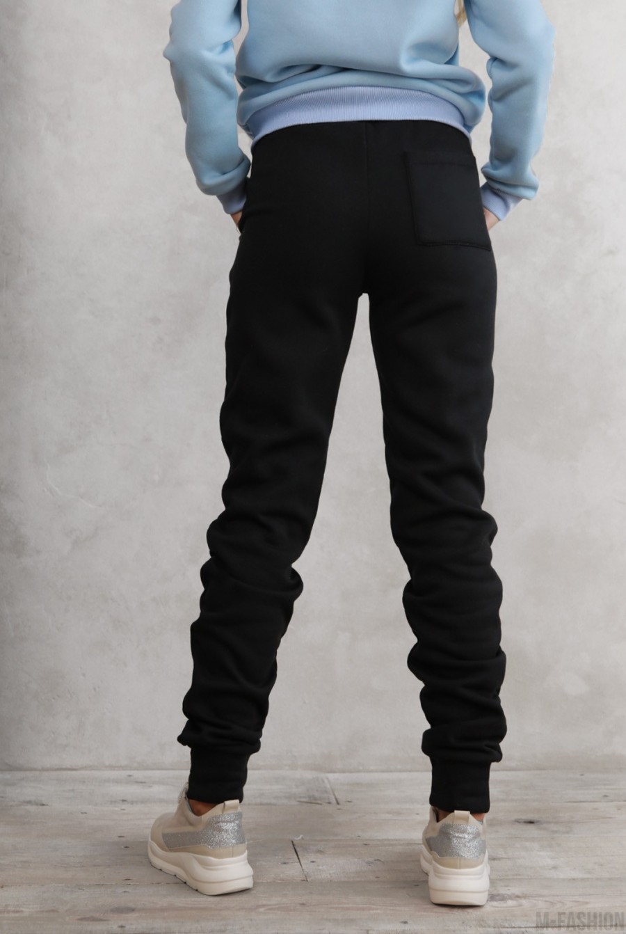 Черные теплые штаны с нашивками на манжетах- Фото 3