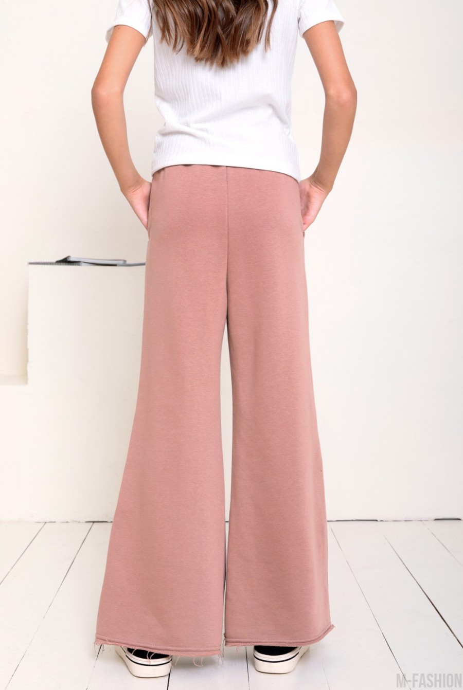 Бежевые свободные рваные брюки из трикотажа- Фото 4