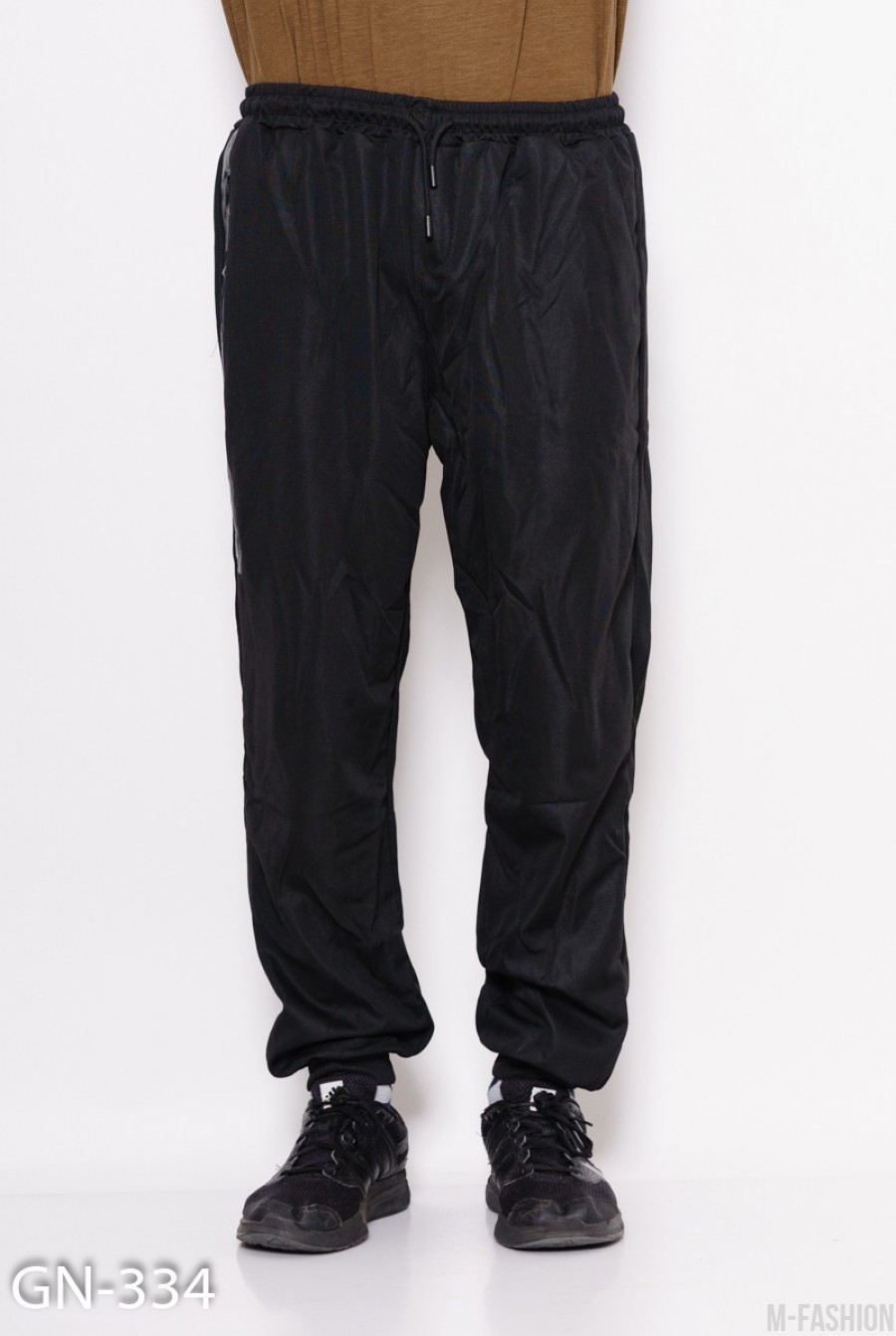 Черные свободные штаны на манжетах с декоративной вставкой на кармане с молнией - Фото 1