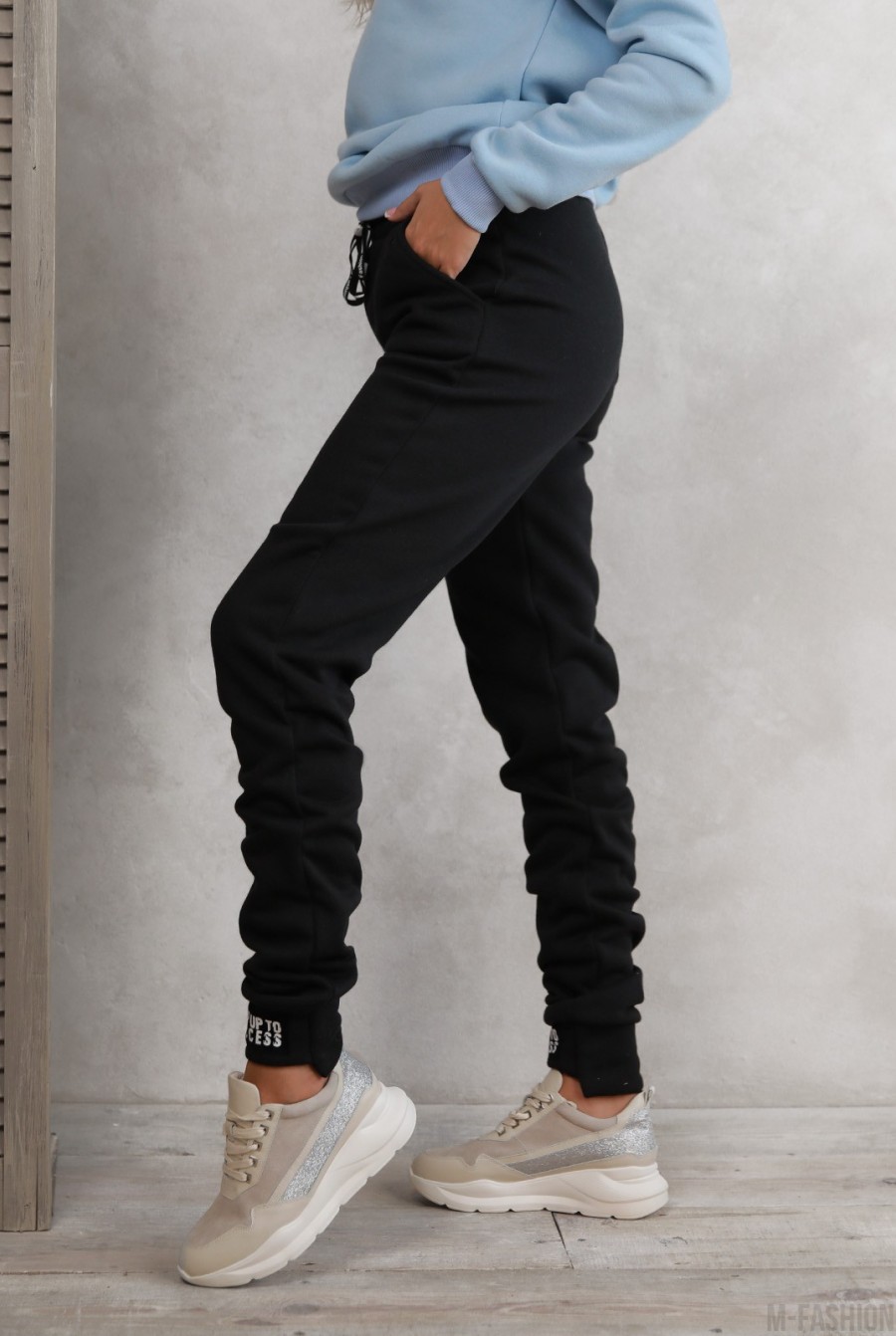 Черные теплые штаны с нашивками на манжетах- Фото 2