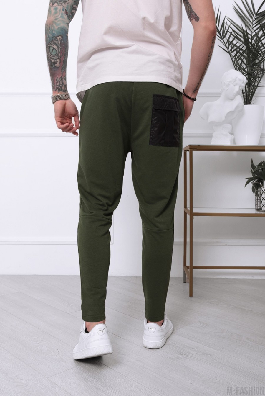 Трикотажные штаны цвета хаки с накладным карманом- Фото 3