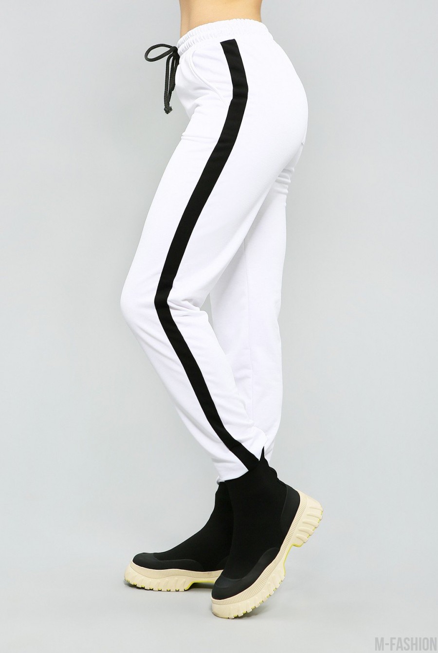 Белые трикотажные штаны с лампасами- Фото 2