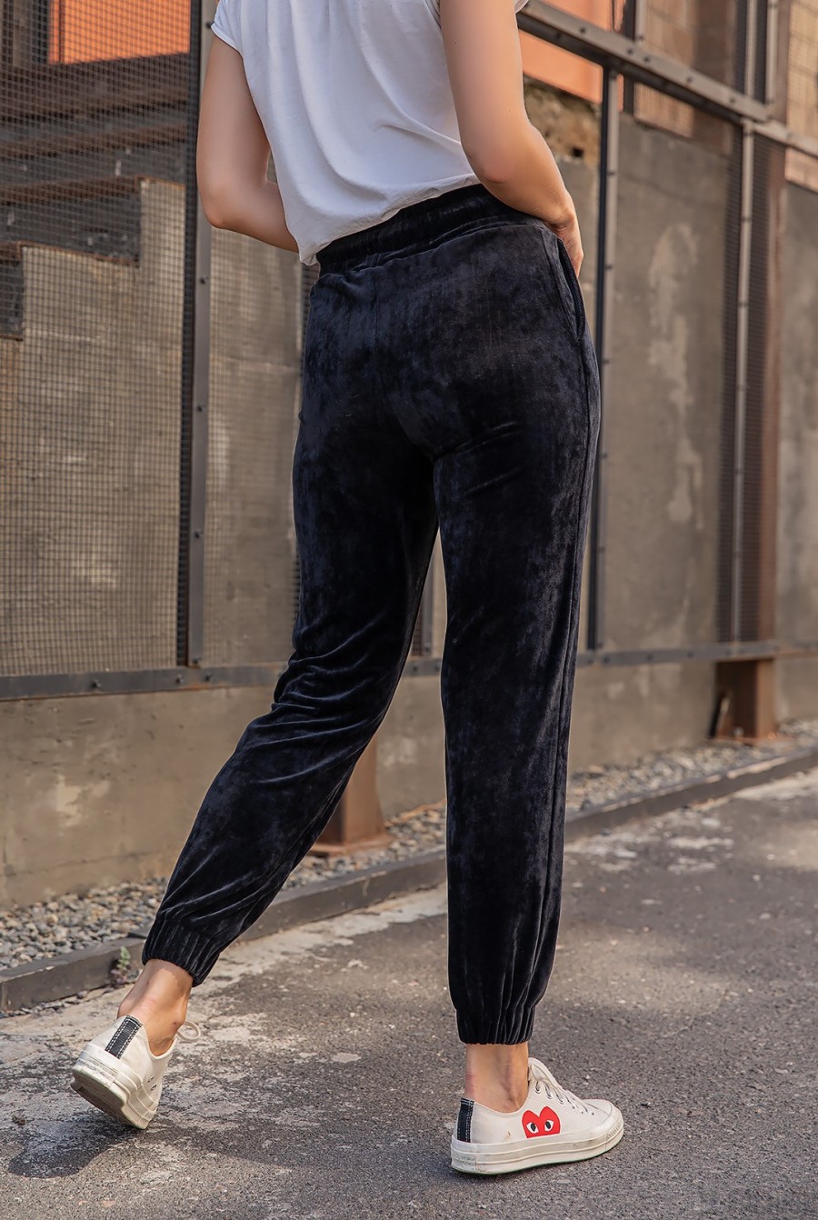 Черные велюровые брюки джоггеры- Фото 4