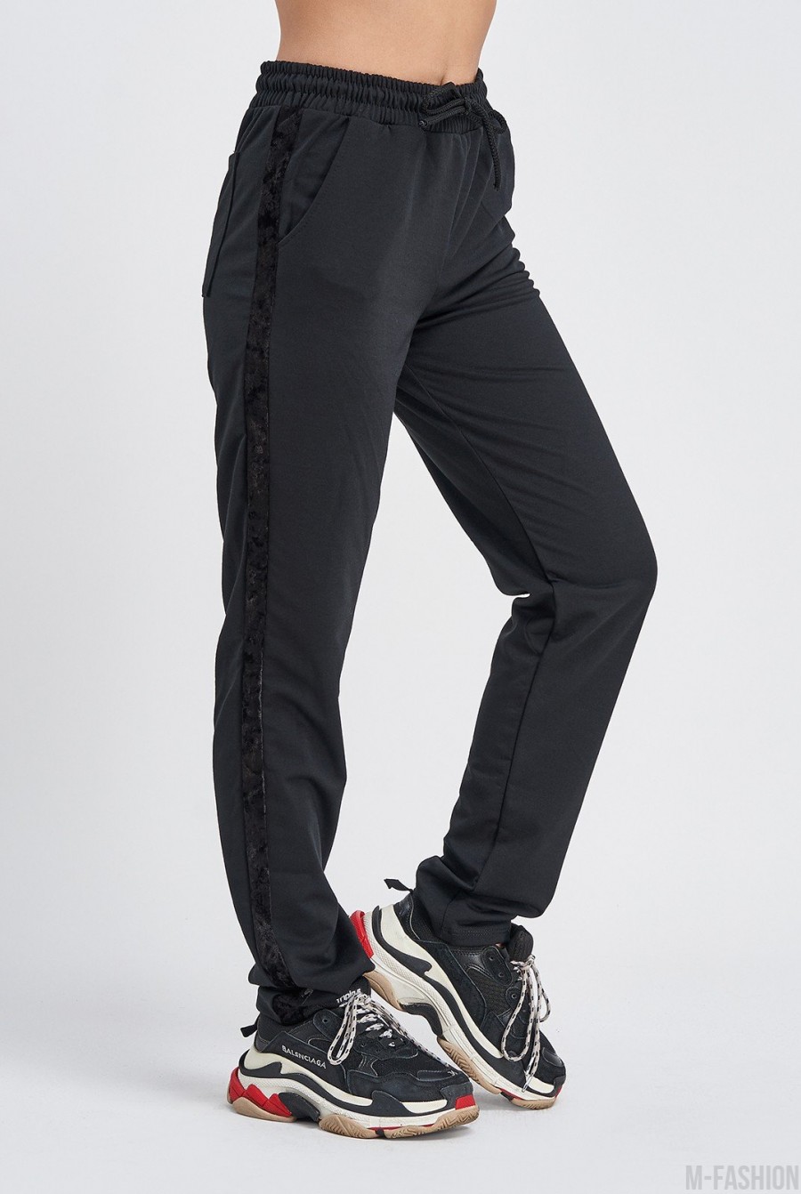 Черные трикотажные штаны с велюровыми лампасами- Фото 2