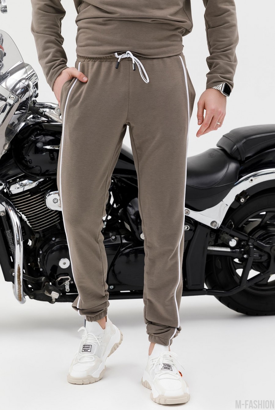 Трикотажные штаны цвета хаки с боковыми тесемками - Фото 1
