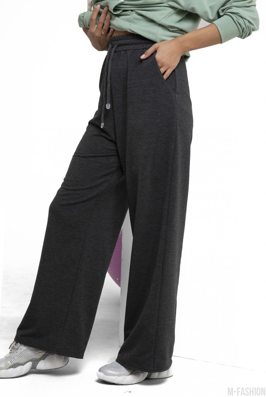 Темно-серые трикотажные штаны широкого кроя- Фото 2