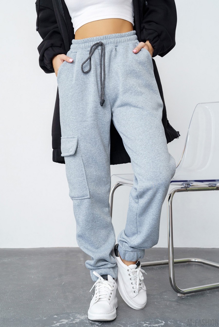 Светло-серые брюки карго с накладными карманами - Фото 1