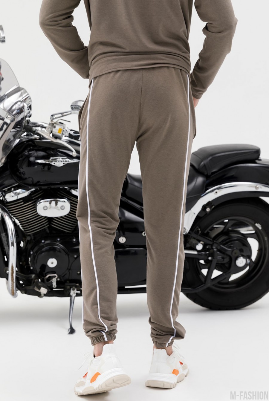 Трикотажные штаны цвета хаки с боковыми тесемками- Фото 3