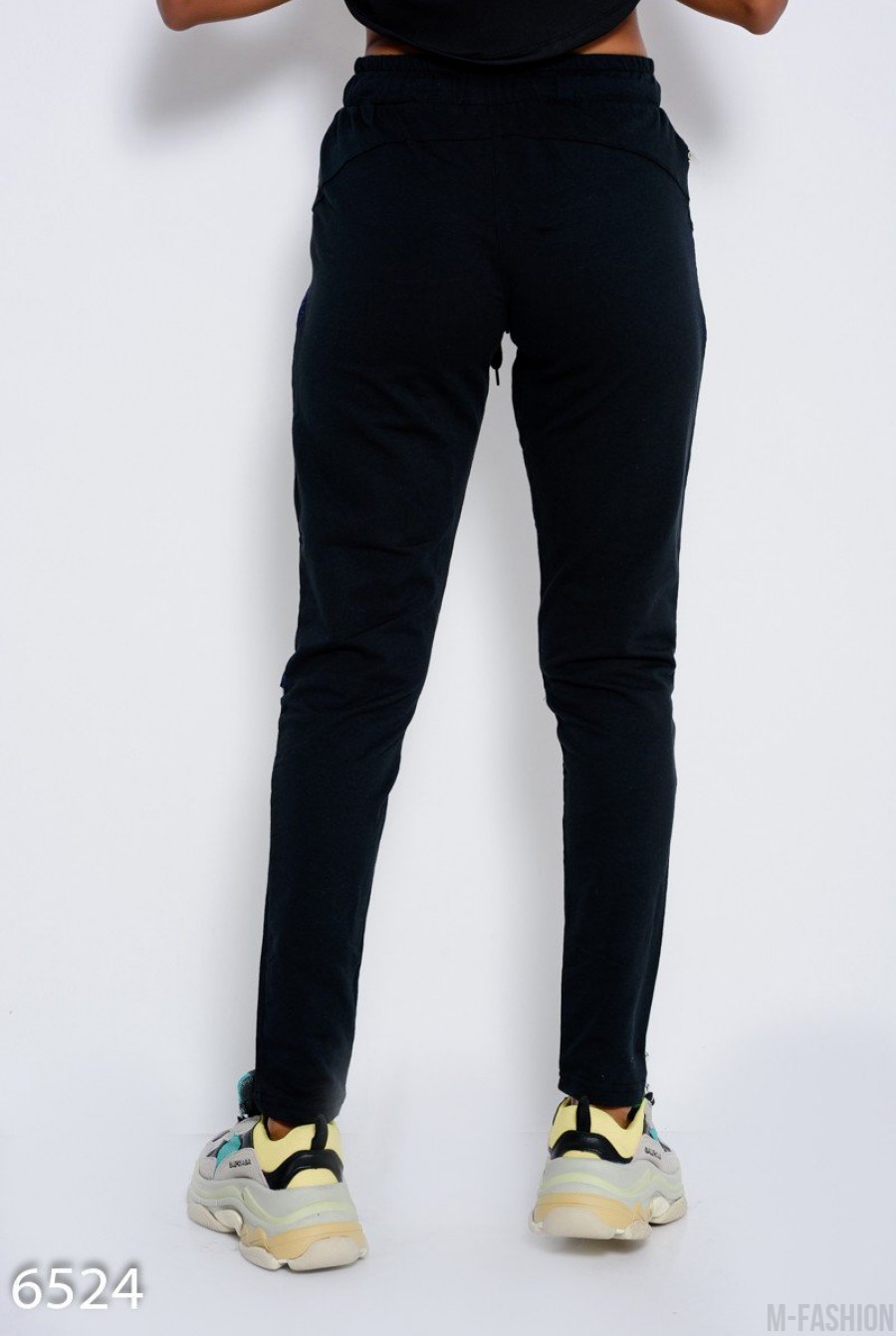Черные спортивные штаны из трикотажа с карманами на молнии и декоративными вставками- Фото 3