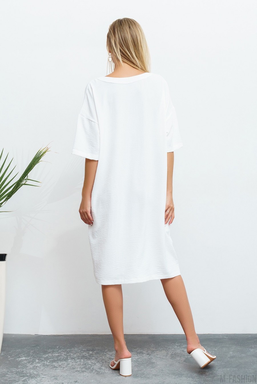 Белое свободное платье с V-образной горловиной- Фото 3