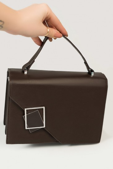 Коричневая каркасная прямоугольная сумка с металлическим декором