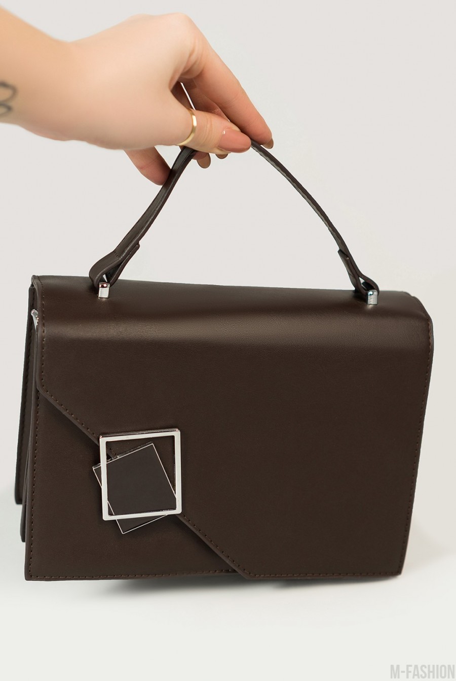 Коричневая каркасная прямоугольная сумка с металлическим декором - Фото 1