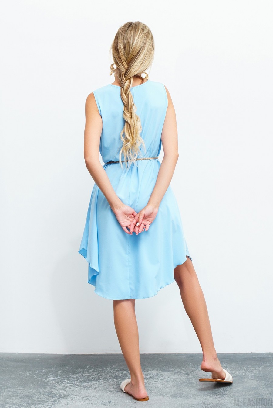 Голубое платье-трапеция со скругленным низом- Фото 3