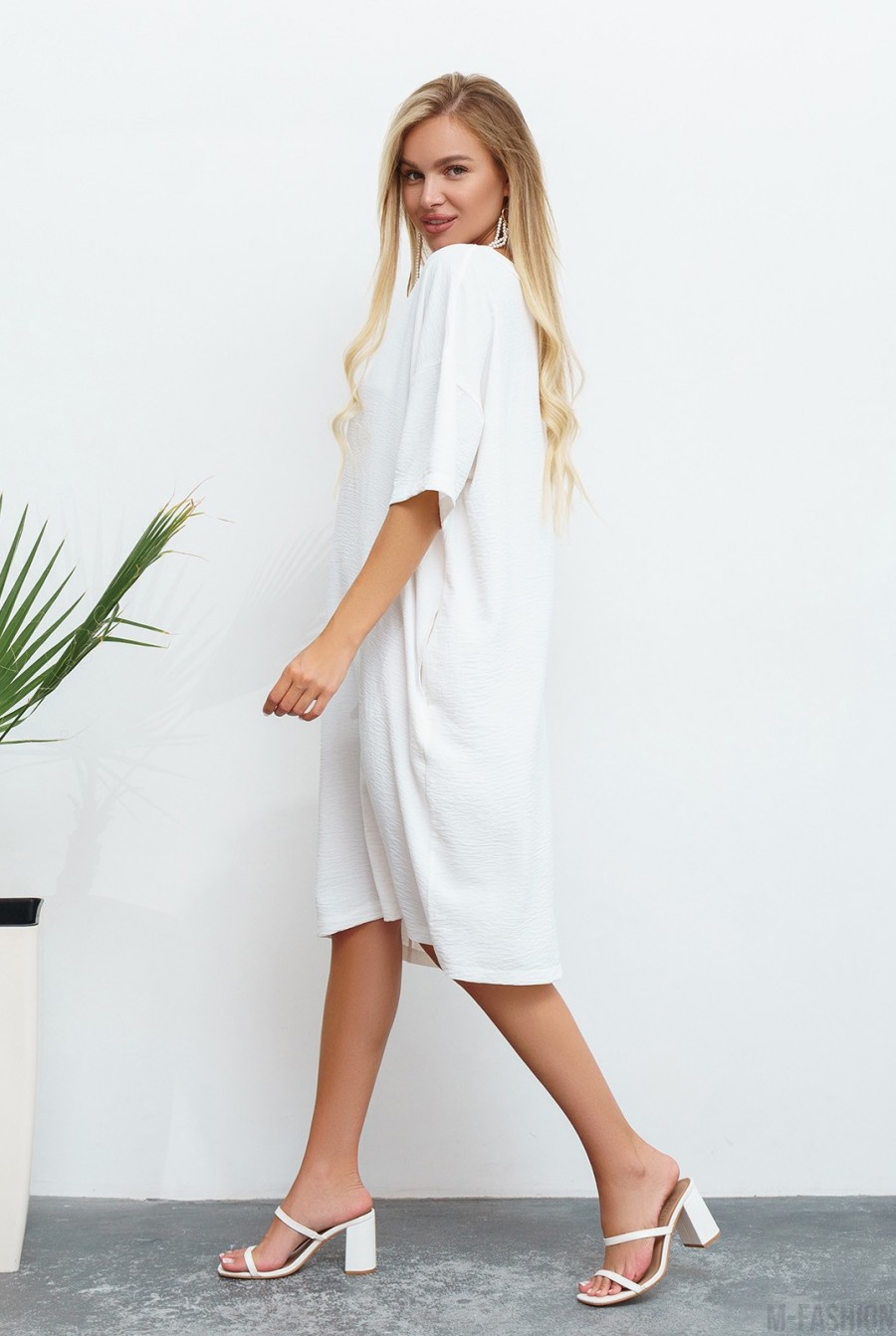 Белое свободное платье с V-образной горловиной- Фото 2