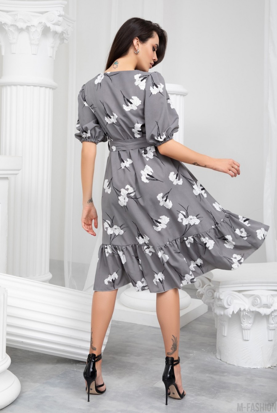 Серое принтованное платье с рукавами-бафами- Фото 3