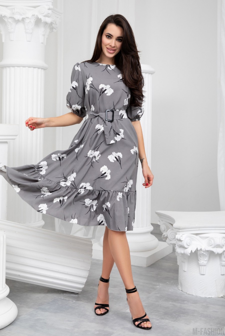 Серое принтованное платье с рукавами-бафами - Фото 1