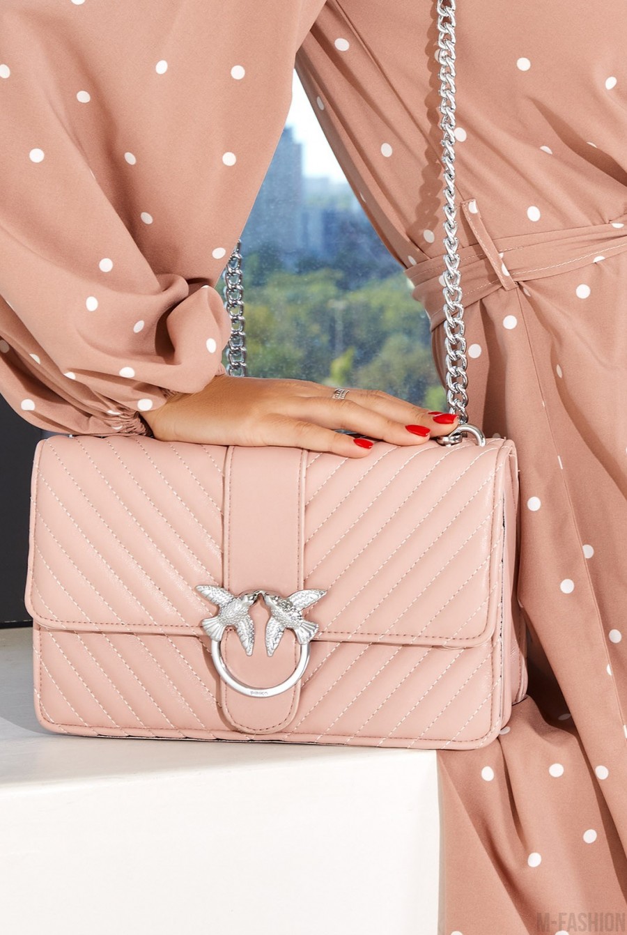 Розовая стеганая сумка прямоугольной формы - Фото 1