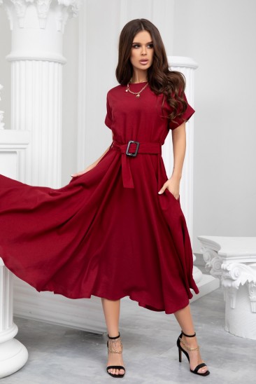 Бордовое приталенное платье с короткими рукавами