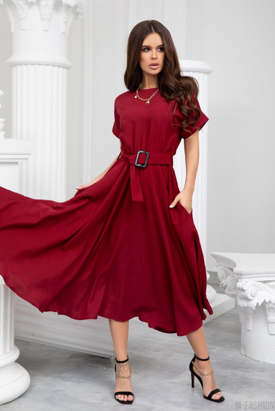 Бордовое приталенное платье с короткими рукавами - Фото 1