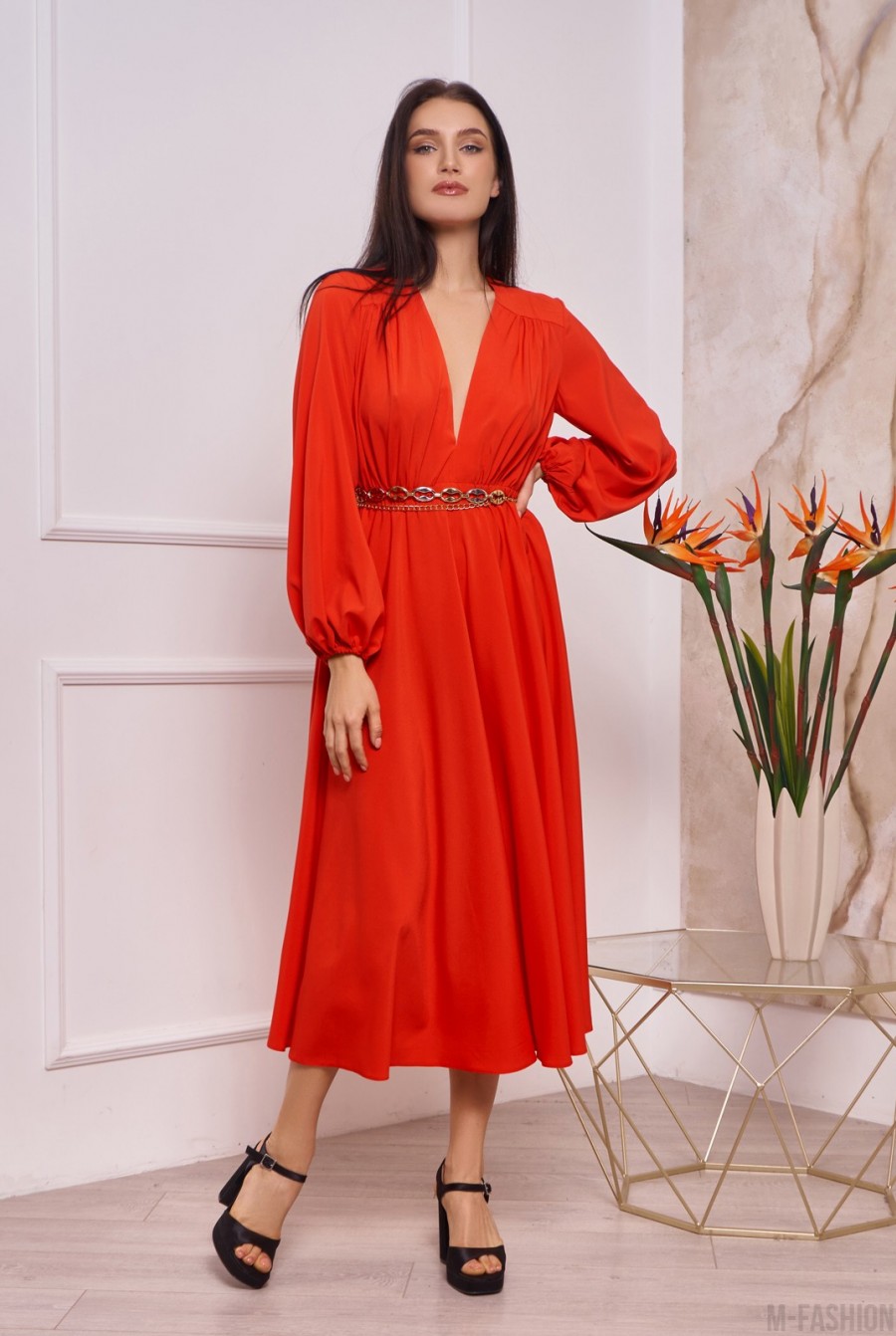 Красное приталенное платье с рукавами-фонариками - Фото 1