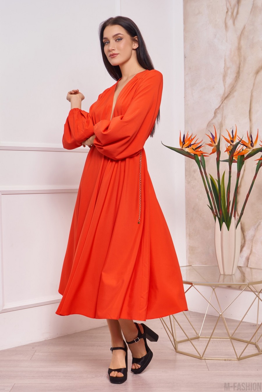 Красное приталенное платье с рукавами-фонариками- Фото 3