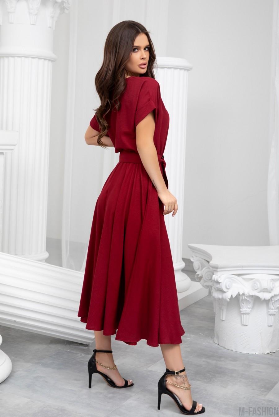 Бордовое приталенное платье с короткими рукавами- Фото 2