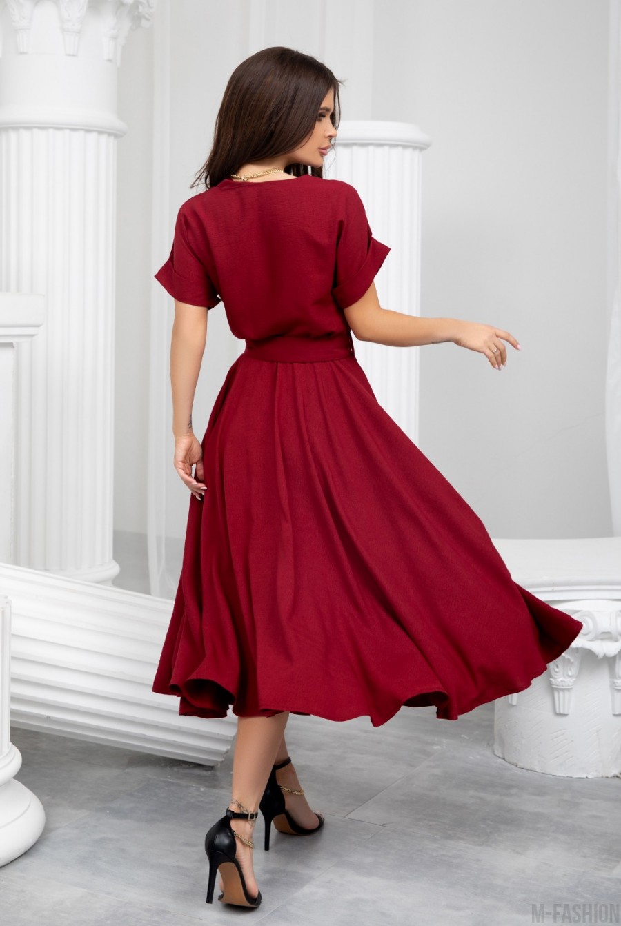 Бордовое приталенное платье с короткими рукавами- Фото 3
