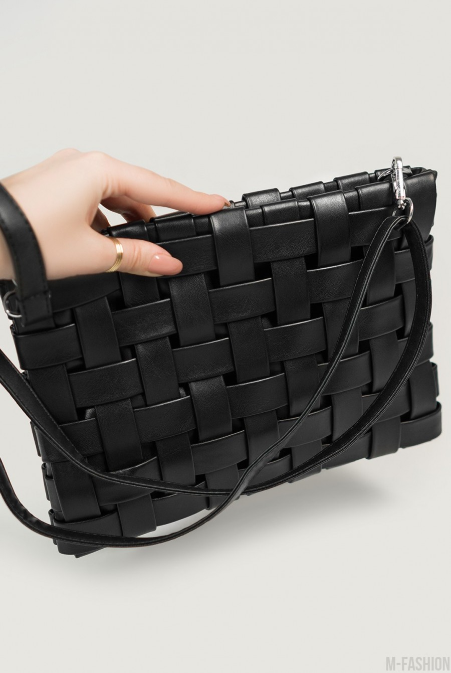 Черная прямоугольная плетеная сумка из эко-кожи - Фото 1
