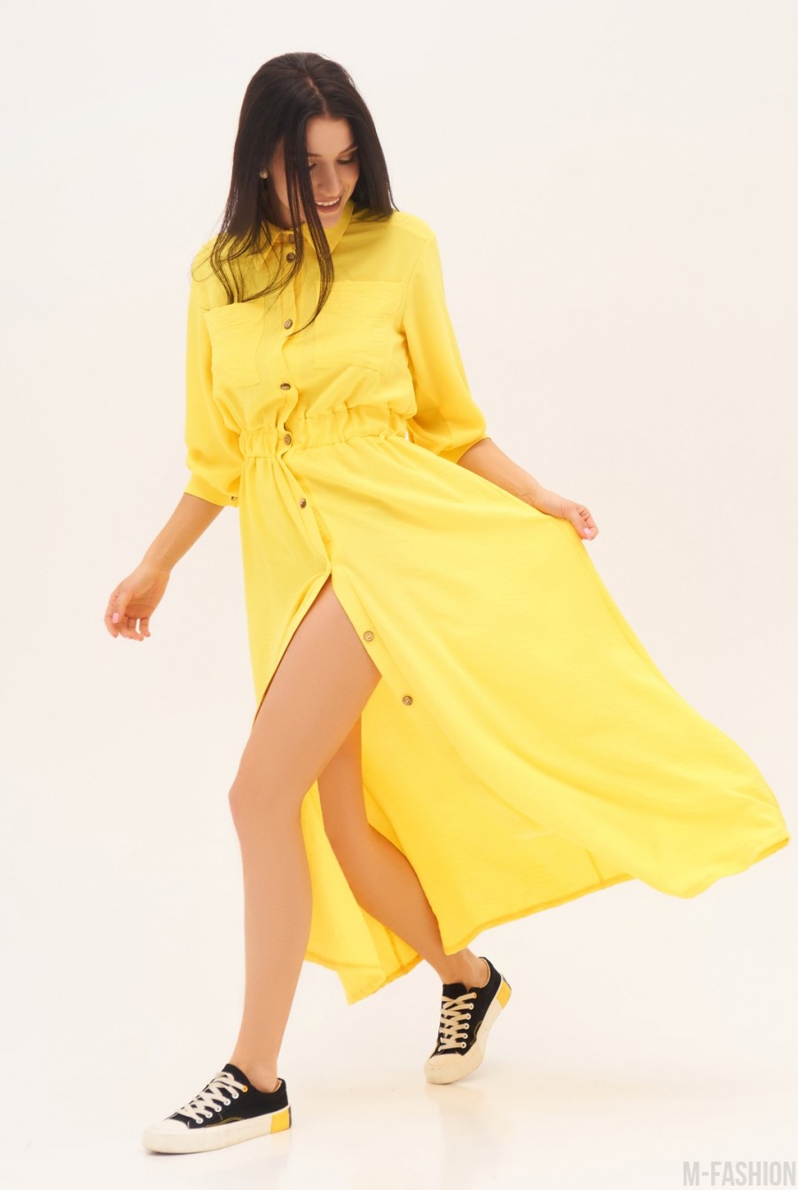 Желтое длинное платье-рубашка на пуговицах - Фото 1