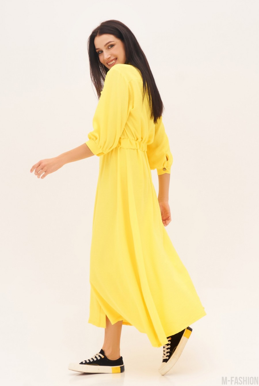 Желтое длинное платье-рубашка на пуговицах- Фото 2