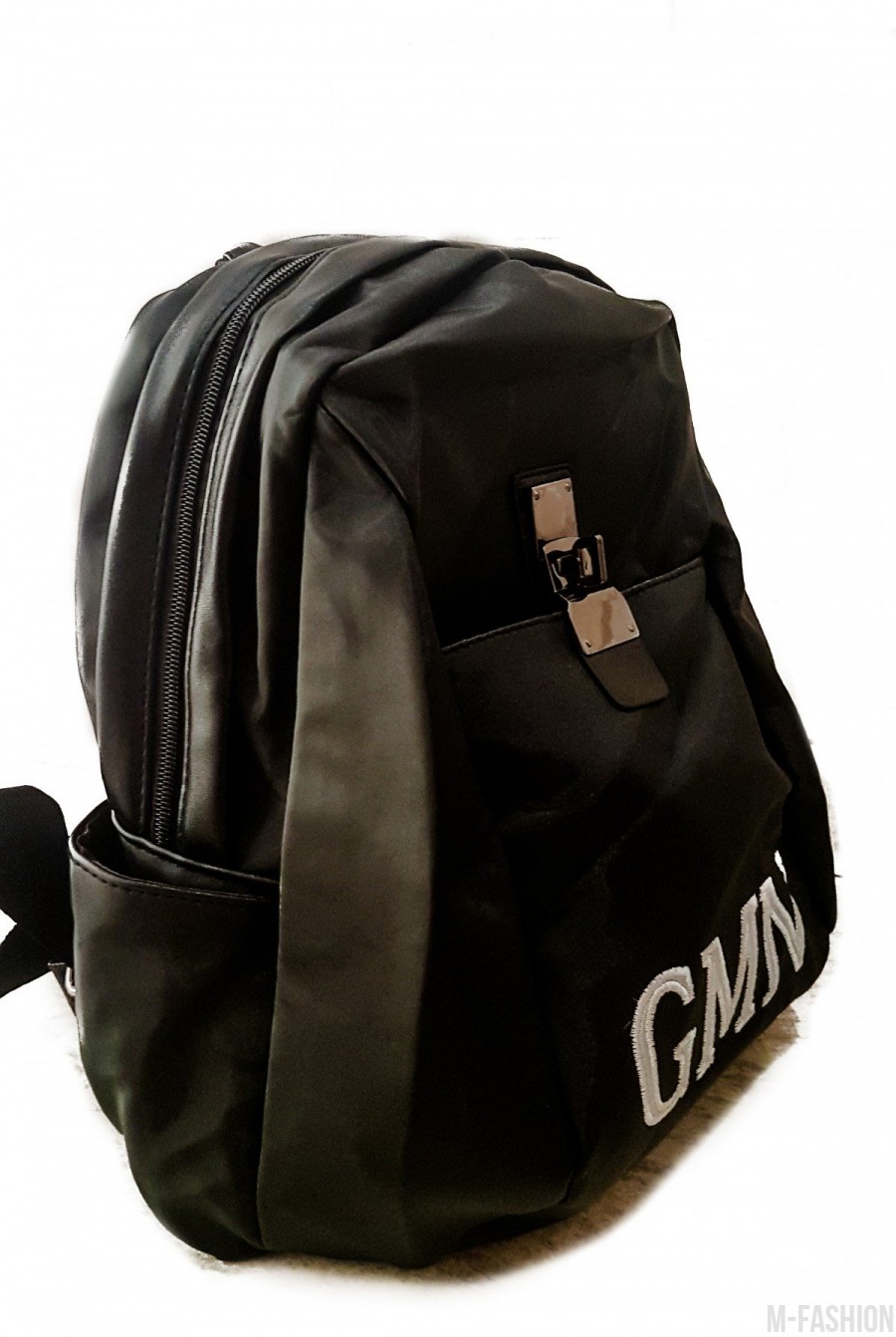 Черный текстильный рюкзак с оригинальным замочком и белой крупной вышивкой- Фото 2