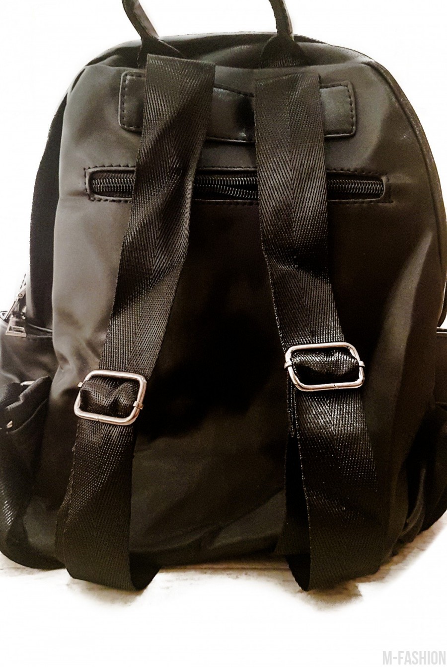 Черный текстильный рюкзак с оригинальным замочком и белой крупной вышивкой- Фото 3